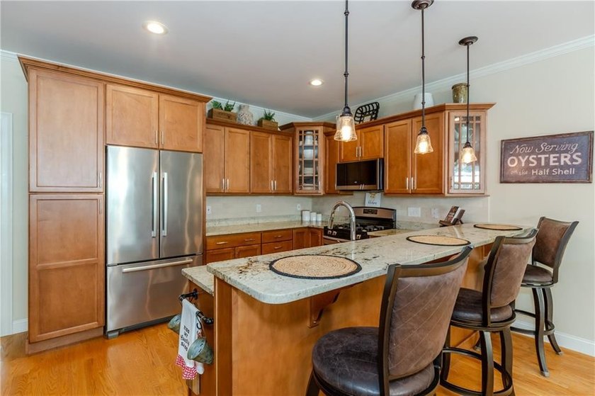 Immaculate and turnkey, this exceptional condominium offers - photo 3