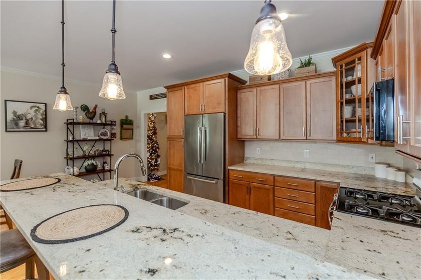 Immaculate and turnkey, this exceptional condominium offers - photo 4