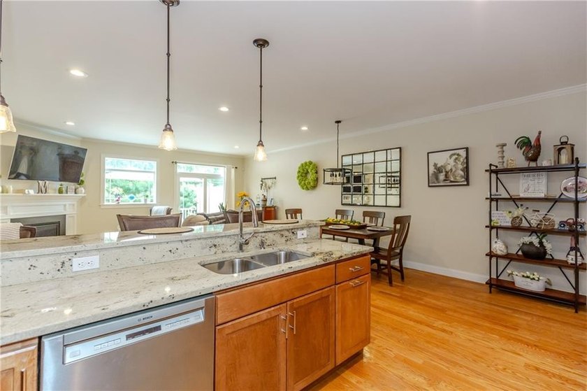 Immaculate and turnkey, this exceptional condominium offers - photo 5