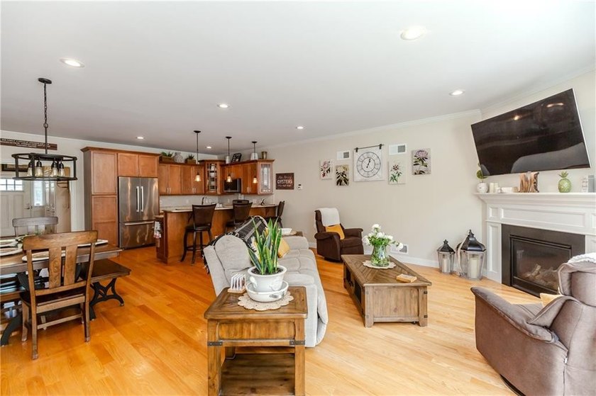 Immaculate and turnkey, this exceptional condominium offers - photo 8