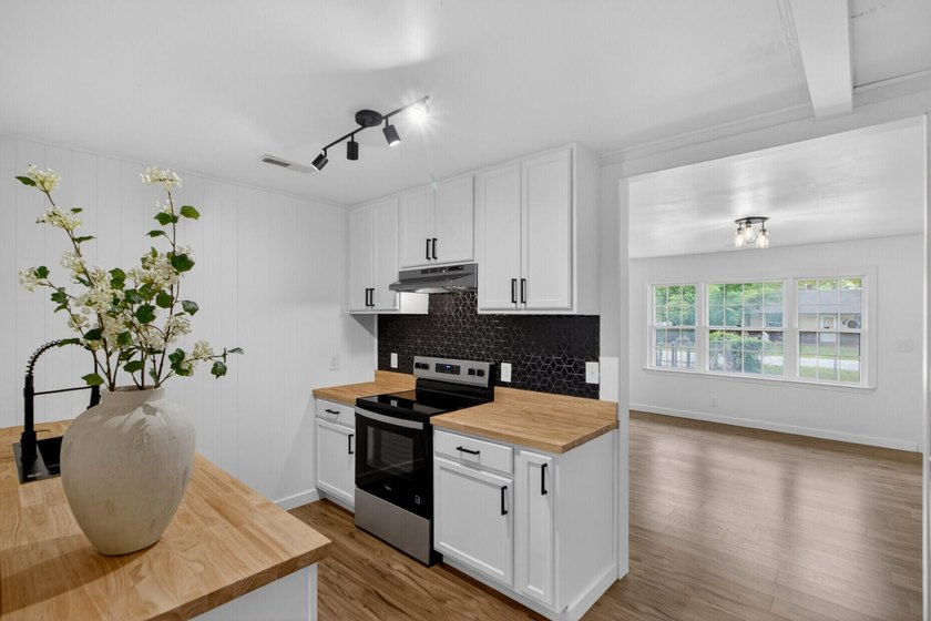 NEWLY REMODELED HOME WITH TWO GARAGES!Welcome to this charming - photo 10