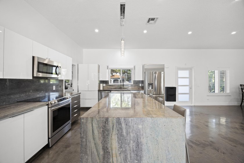 Great investment property tenant in place. Beautifully renovated - photo 16