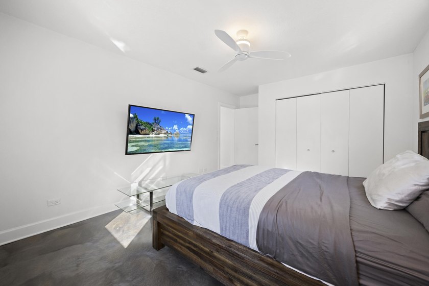 Great investment property tenant in place. Beautifully renovated - photo 29