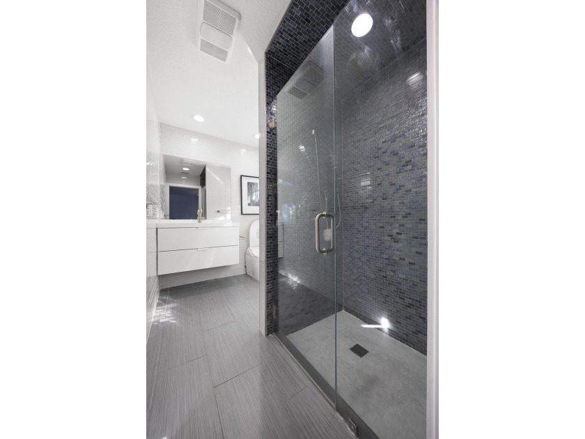 Great investment property tenant in place. Beautifully renovated - photo 34