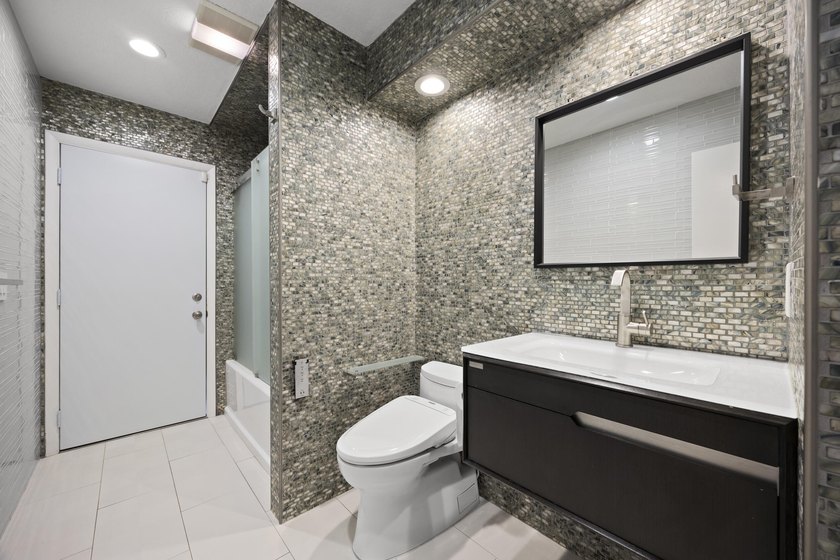 Great investment property tenant in place. Beautifully renovated - photo 35