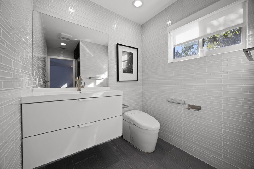 Great investment property tenant in place. Beautifully renovated - photo 37