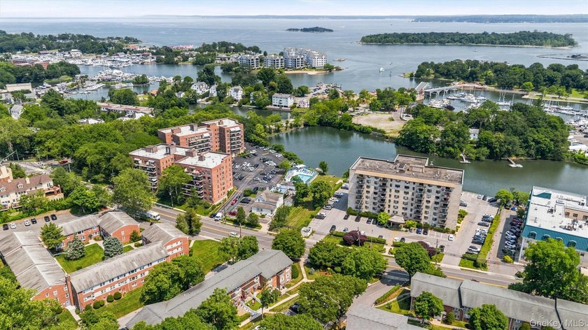 Welcome home to this beautifully renovated top-floor, walkup - photo 30