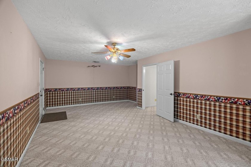 With an acceptable offer, the sellers will pay $20,000 towards - photo 33