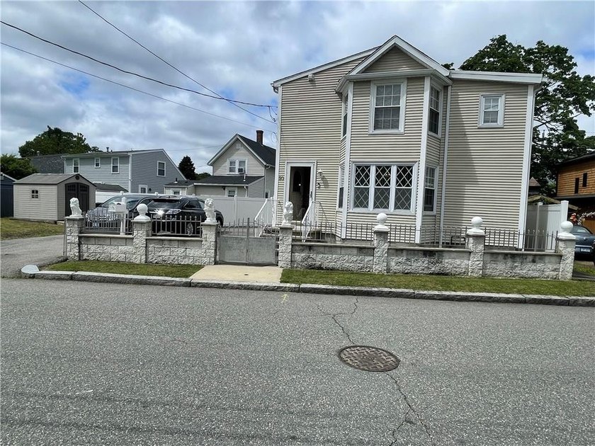 Beautifully renovated Colonial located in a desirable Riverside - photo 3