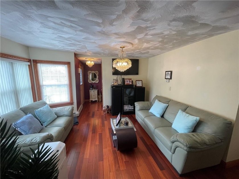 Beautifully renovated Colonial located in a desirable Riverside - photo 4