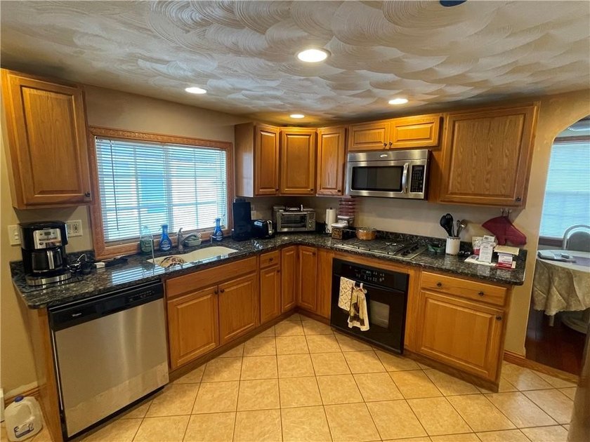 Beautifully renovated Colonial located in a desirable Riverside - photo 10