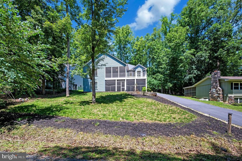 Welcome to 708 Eastover Parkway, where modern design, flexible - photo 3