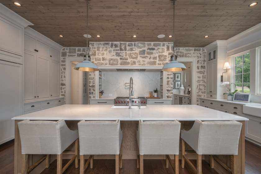 Approximately 7,200 Sq. Ft. | 6 Bedrooms | 5 Full Baths | 2 Half - photo 14