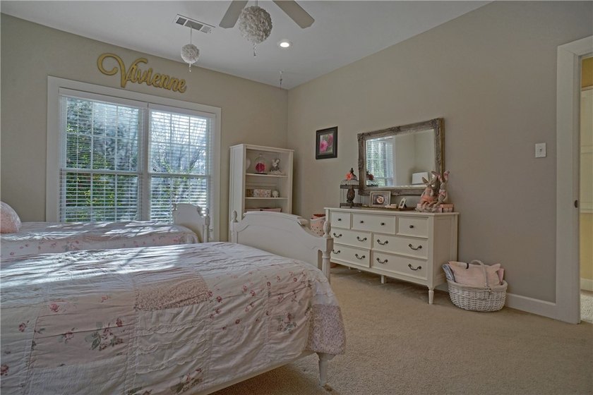 Homes that offer location, elegance, and space don't come up - photo 18