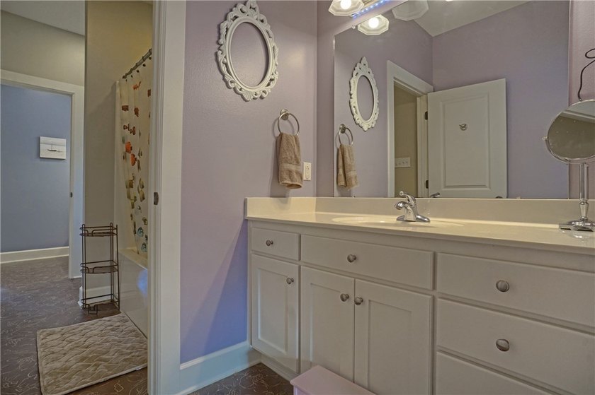Homes that offer location, elegance, and space don't come up - photo 20
