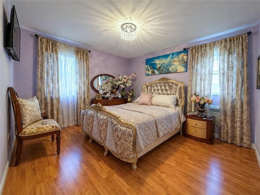 Enter into luxury with this elegant brick ranch, perfectly - photo 12