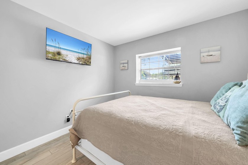Show-stopper fully renovated ground floor golf villa is a - photo 17