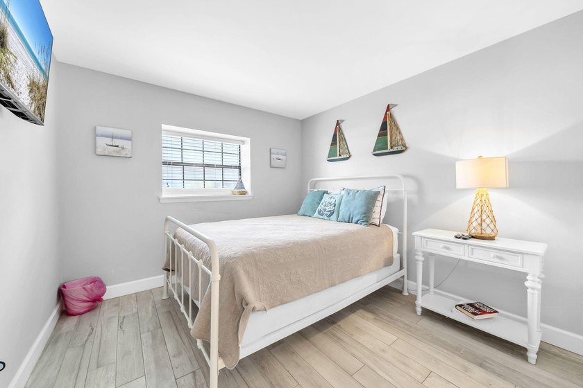 Show-stopper fully renovated ground floor golf villa is a - photo 18