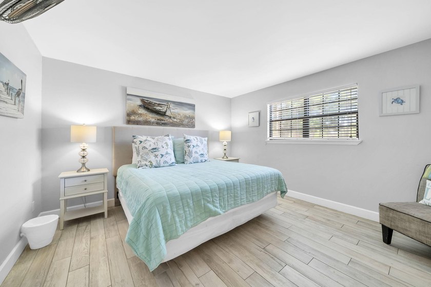 Show-stopper fully renovated ground floor golf villa is a - photo 20