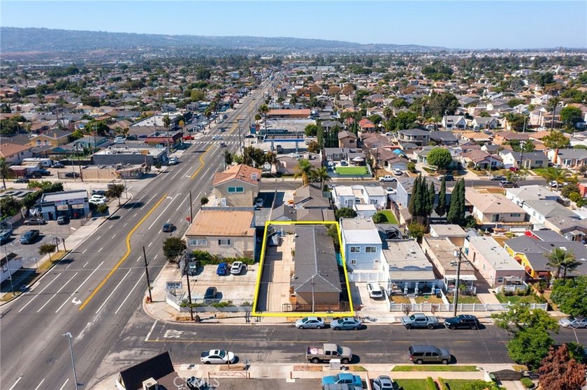 Welcome to this charming TRIPLEX located at 1405 Lagoon Ave in - photo 6