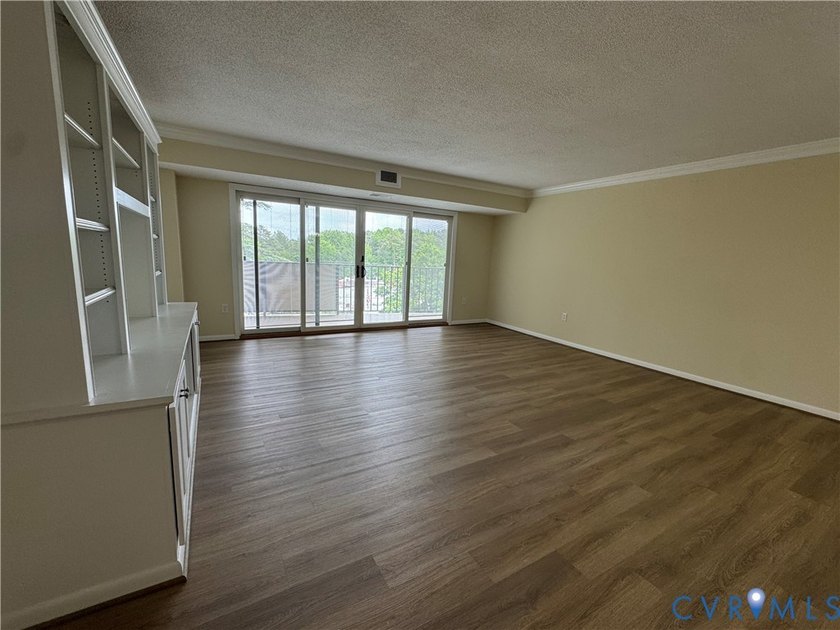 Large bright two bedroom unit in highly desirable Hathaway - photo 4