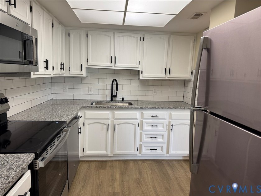 Large bright two bedroom unit in highly desirable Hathaway - photo 6
