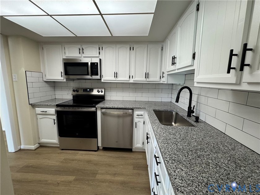 Large bright two bedroom unit in highly desirable Hathaway - photo 7