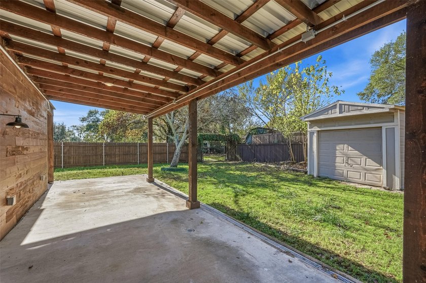 Discover this beautiful 5 bedroom, 4 bath 2 story home located - photo 27