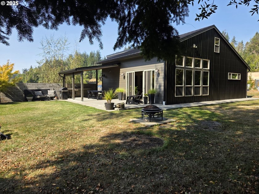 This expansive 2,188 sq. ft. home in Gold Beach, Oregon, offers - photo 2