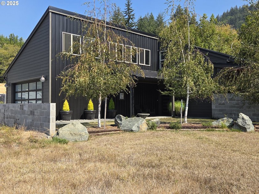This expansive 2,188 sq. ft. home in Gold Beach, Oregon, offers - photo 3