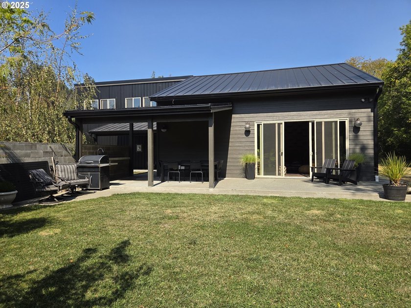 This expansive 2,188 sq. ft. home in Gold Beach, Oregon, offers - photo 5