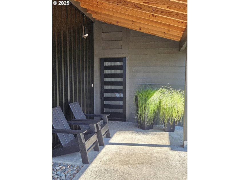 This expansive 2,188 sq. ft. home in Gold Beach, Oregon, offers - photo 6