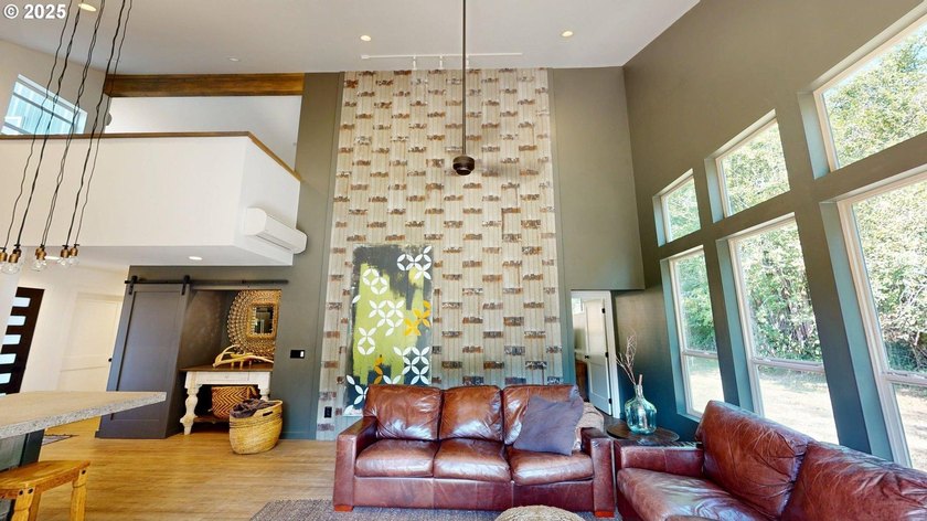This expansive 2,188 sq. ft. home in Gold Beach, Oregon, offers - photo 9