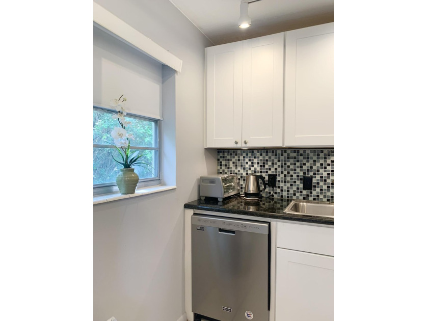 SPECTACULAR QUIET CORNER 2 BEDROOM, 2 *FULL BATHS*, UPDATED UNIT - photo 4