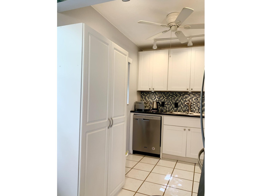 SPECTACULAR QUIET CORNER 2 BEDROOM, 2 *FULL BATHS*, UPDATED UNIT - photo 9
