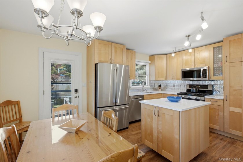 Welcome to this charming and well maintained 4 bedroom, 2 bath - photo 4