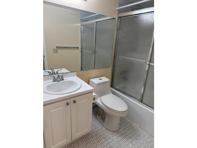 Beautiful 2-bedroom, 2-bathroom condo located in a secure, gated - photo 14