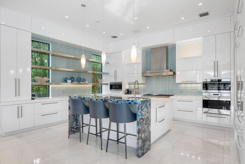 A commanding presence on Royal Palm Yacht &amp; Country Club's Grand - photo 12