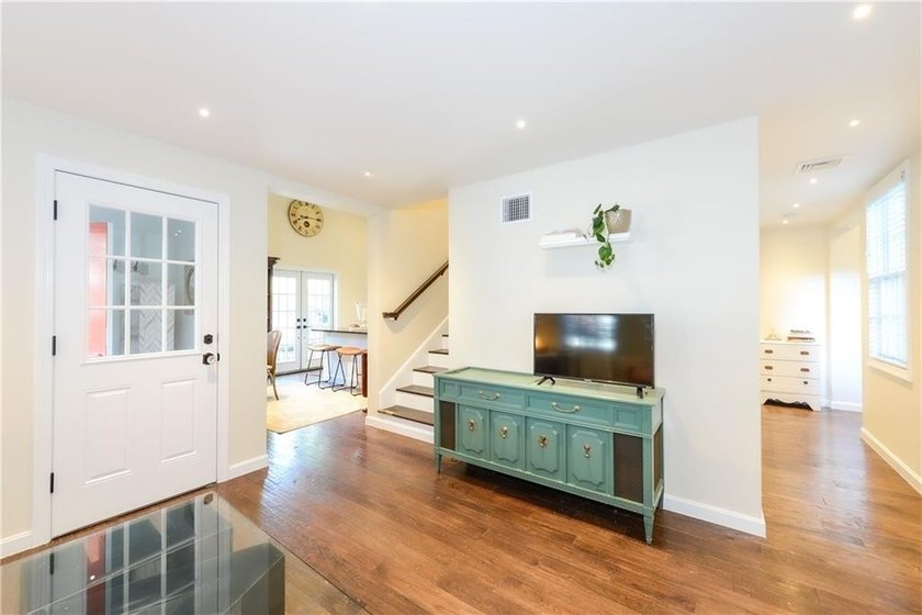 Experience the perfect blend of historic Newport charm and - photo 5