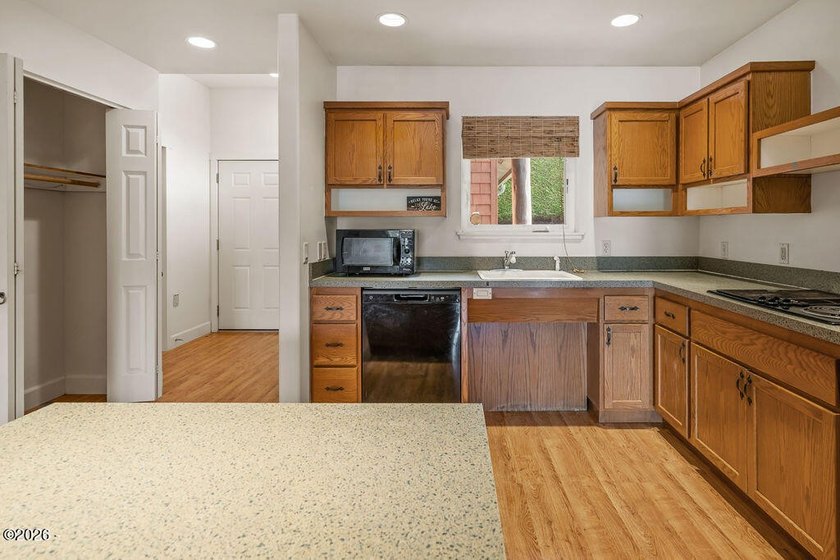 Rare, 5 bedroom, universally designed, lakefront, income - photo 38
