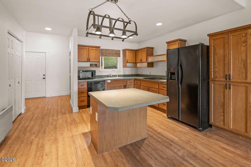 Rare, 5 bedroom, universally designed, lakefront, income - photo 40
