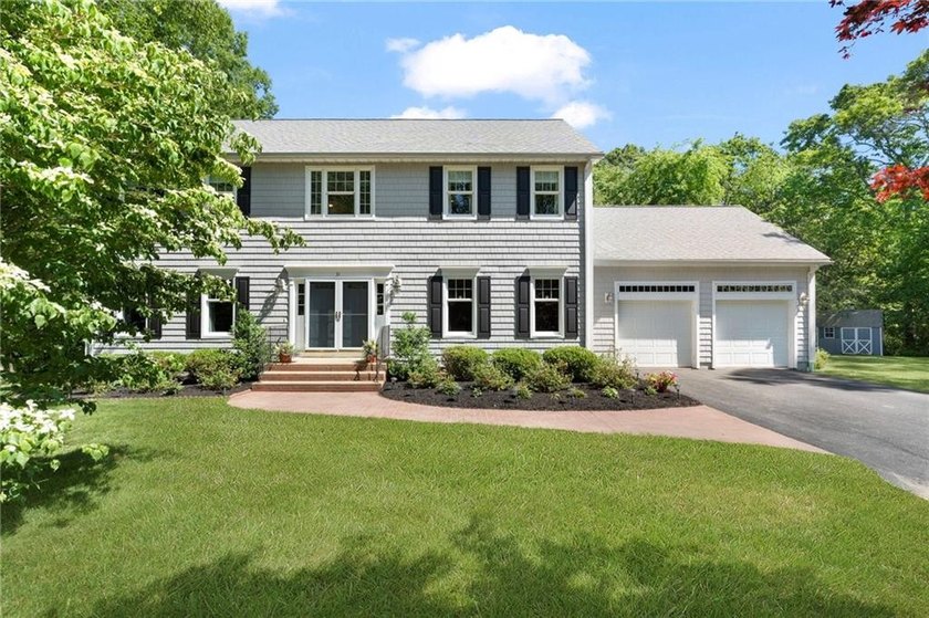 Welcome to this beautifully maintained 11-room Colonial nestled - photo 2