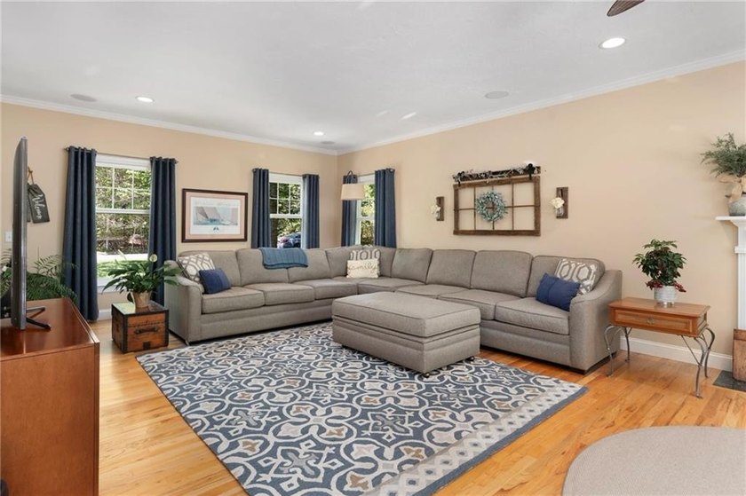Welcome to this beautifully maintained 11-room Colonial nestled - photo 4