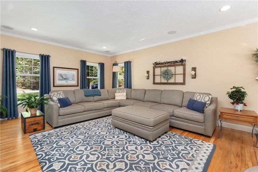 Welcome to this beautifully maintained 11-room Colonial nestled - photo 5