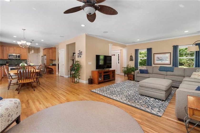 Welcome to this beautifully maintained 11-room Colonial nestled - photo 8
