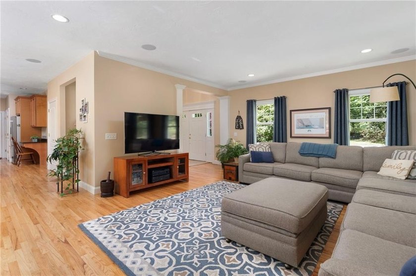 Welcome to this beautifully maintained 11-room Colonial nestled - photo 9