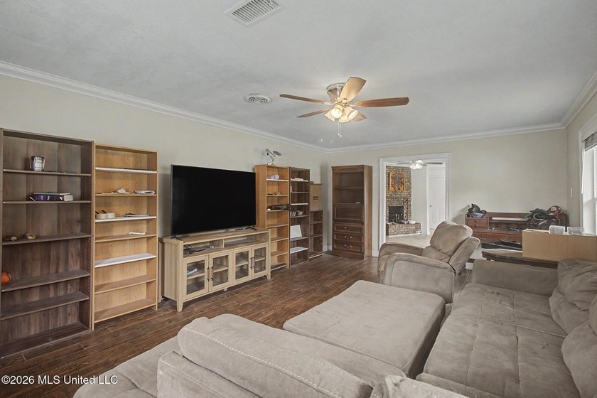 Beautifully updated 3-bedroom, 2-bath home tucked away on a - photo 16