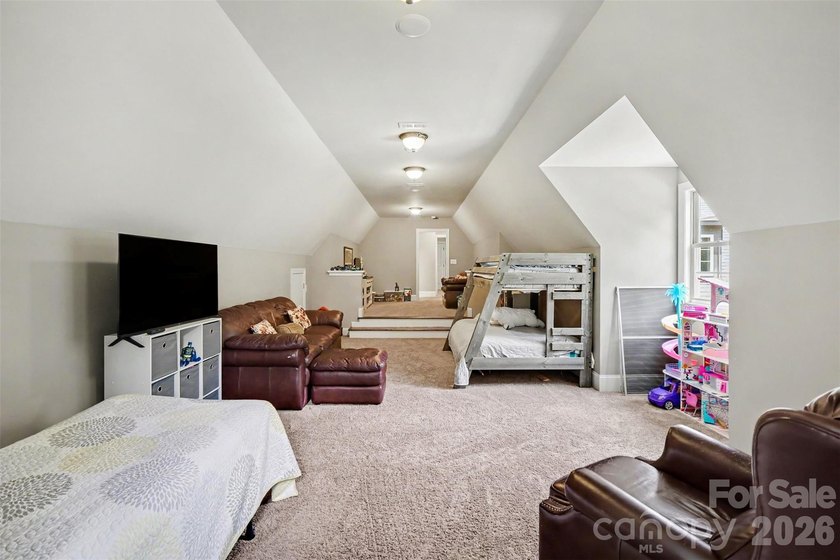 Fabulous SMART CONSTRUCTION home has it all--privacy, desirable - photo 31