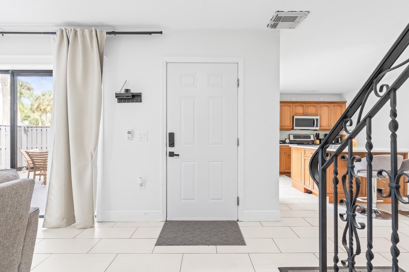 Beautiful 2-bedroom, 2 full and 1 half-bath home in a tranquil - photo 6