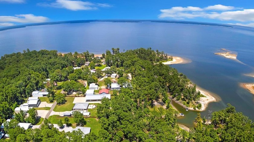 Welcome to your private lakeside retreat on the shores of Lake - photo 2